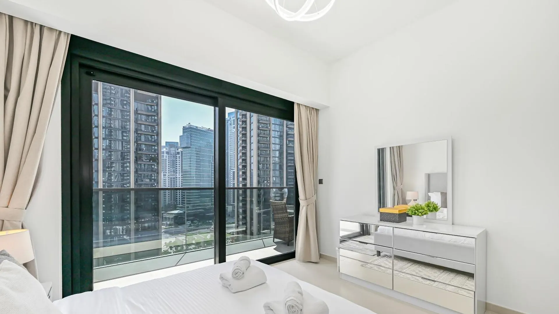 Majestic Actone 1Br Dowtown Dubai Apartment